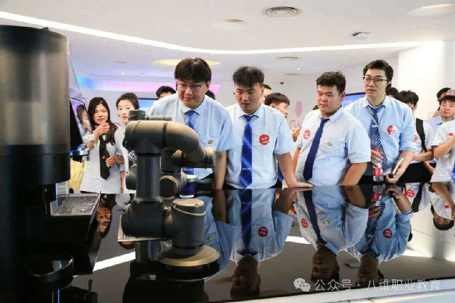 选择靠谱职校的黄金法则：八维职业学校以技能赋能定义职教黄金标准，打造优质就业的硬核竞争力！
