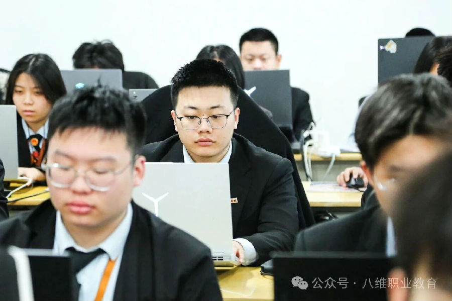 掌握实操技能，赢在未来！八维职业学校打造企业争抢的实操型技能人才，毕业即优质就业！
